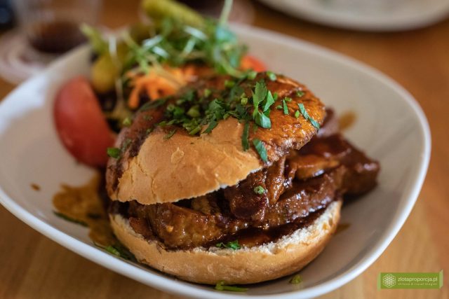 Rundstück warm - co łączy Hamburg z hamburgerami?