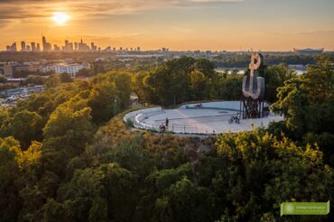 Kopiec Powstania Warszawskiego; Park Akcji Burza; Warszawa; atrakcje Warszawy; Czerniaków; atrakcje Czerniakowa; punkt widokowy Warszawa; kopiec Warszawa; Warszawa spacer; Warszawa kładka; Warszawa kładka wśród drzew;